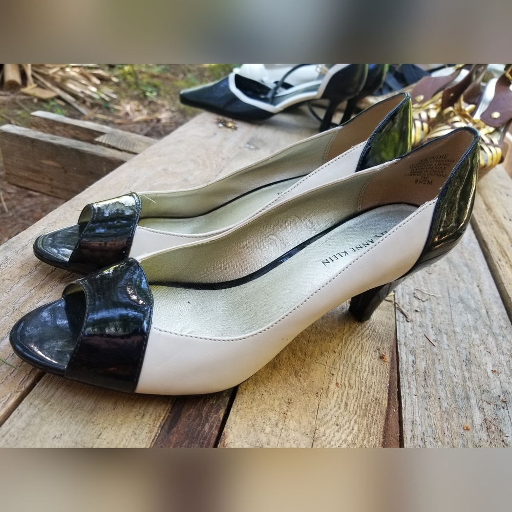 Size 8.5 Spectator High Heel Shoes Anne Klein Ladies Peak Toe White Black Formal